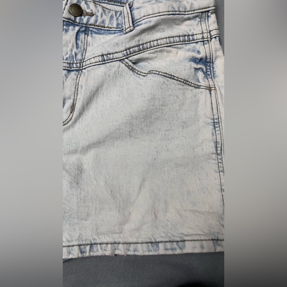 Universal Thread Women's Faded Blue Jean Shorts - Picture 3 of 6